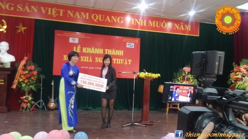 Giám đốc Pháp lý Công ty TNHH Thiên ngọc Minh Uy bà Lâm Nữ trao tặng số tiền 150 triệu đồng cho trường PTCS Nguyễn Đình Chiểu – Hà Nội.